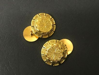 null Paire de boutons de manchette en or jaune 18K, au motif disque rond guilloché....