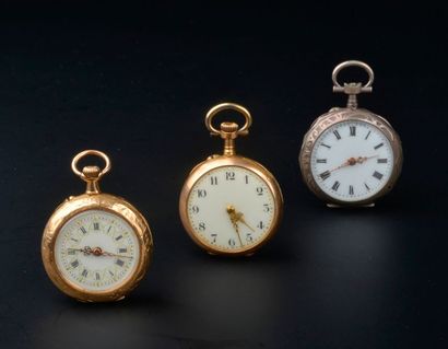 null Deux montres de col en or jaune 18K, l'une aux chiffres romains, l'autre aux...