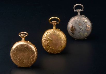 null Deux montres de col en or jaune 18K, l'une aux chiffres romains, l'autre aux...