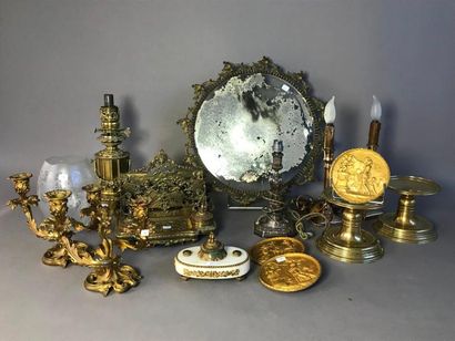 Ensemble d'objets du XIXe siècle comprenant...