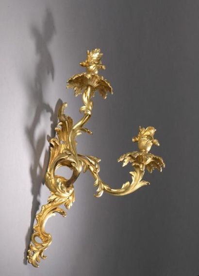 null Deux paires de flambeaux en bronze doré :

- l'une formée de vases ovoïdes posés...