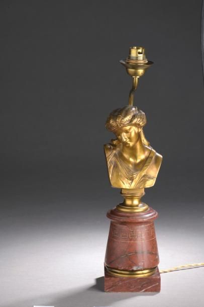 null Deux lampes à poser du XIXe siècle :

- buste de femme en bronze, signée sur...