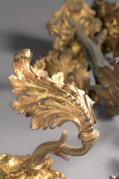 null Six paires d'embrases de rideau en bronze redoré et guilloché à feuille d'acanthe.

XIXe...