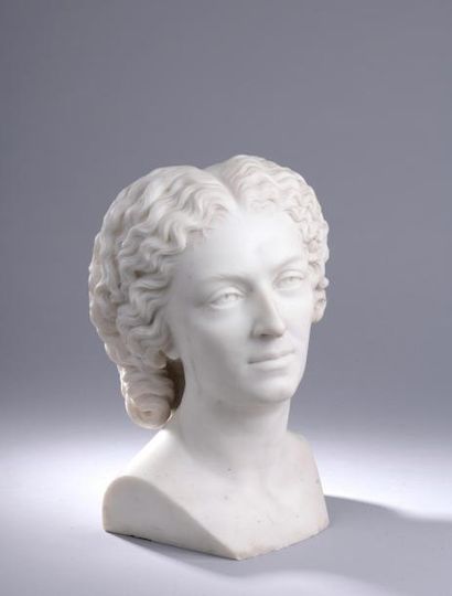 null École française du XXe siècle.

Portrait de femme en buste. 

Sculpture en ronde...