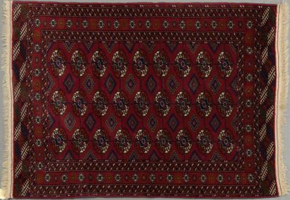 null Tapis BOUKHARA en laine. 

Russie, vers 1980.

Dim. : 143 x 104 cm