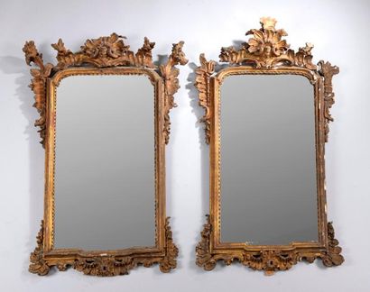 null Deux miroirs (anciennement plaques de lumière) en bois sculpté de feuillage,...