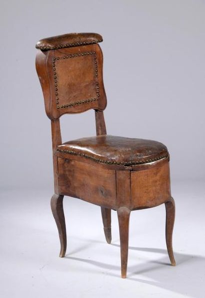 null Chaise-voyelle percée en cuir (déchirures), bidet en faïence de Rouen (fêle).

XVIIIe...