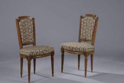 null Paire de chaises en hêtre mouluré et sculpté d'acanthes et quartefeuilles, le...