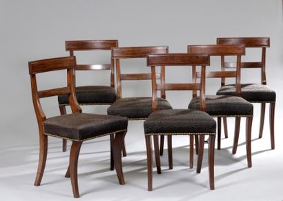 null Six chaises à bandeaux en acajou mouluré, les quatre pieds sabre (restaurations).

XIXe...