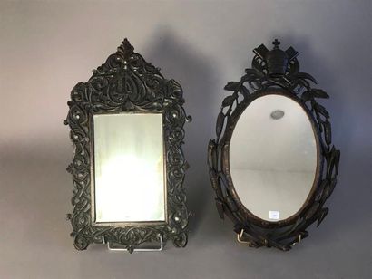 null Deux miroirs en bois sculpté et patiné, l'un à décor de roseaux surmonté des...