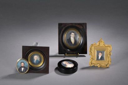 null École française du XIXe siècle.

Portraits d'hommes.

Cinq miniatures sur papier,...