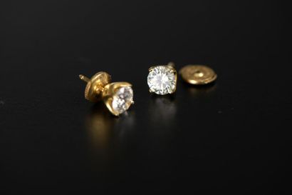 null Paire de boutons d'oreilles, en or jaune 750 millièmes, chacun orné d'un diamant...