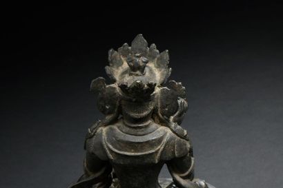 null Statuette de Bodhisattva en bronze à traces de laque or, assis en Padmasana...