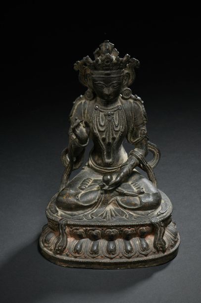 null Statuette de Bodhisattva en bronze à traces de laque or, assis en Padmasana...