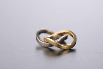 null Deux anneaux ondulés emboîtés en or jaune pour l'un et gris pour l'autre.

Signés...