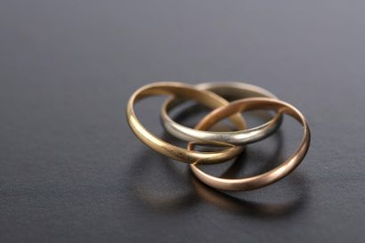 null Bague "Trinity" à trois anneaux enlacés en ors jaune, gris et rose 18K.

Signée...