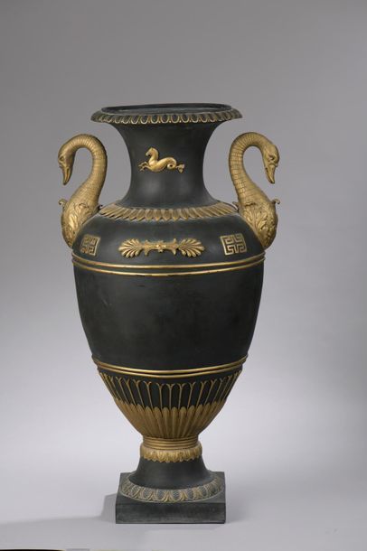 null *Vase de Rueil-Malmaison sur piédouche décoratif en résine teintée et dorée,...