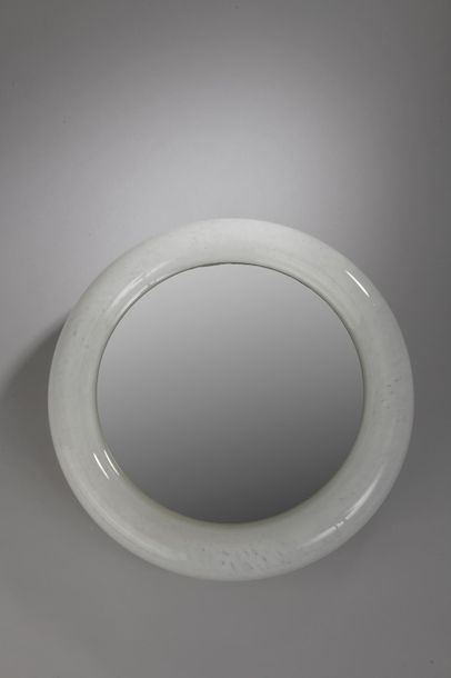 null *Miroir circulaire, l'encadrement en verre blanc nuageux. 

Diam. : 43 cm