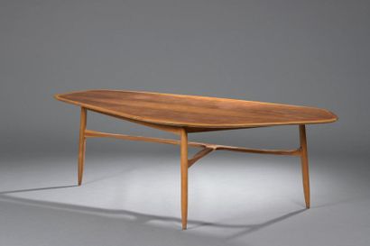 null *Dans le goût de Giò PONTI (1891 - 1979).

Table basse de forme libre en bois...