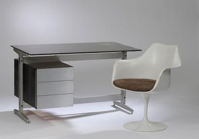 null Étienne FERMIGIER (1932 - 1973).

Bureau à entretoise en aluminium brossé, le...