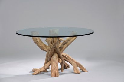 null *Table à plateau circulaire en verre, le piètement en bois flotté.

XXIe siècle.

Haut....