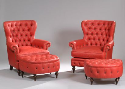 null Deux fauteuils et leur repose-pieds en cuir capitonné rouge.

XXIe siècle.

Dim....