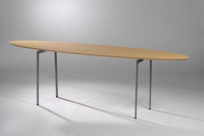 null Karl ANDERSSON & SÖNER.

Table modèle "Cigare" à plateau ovale plaqué de bois...