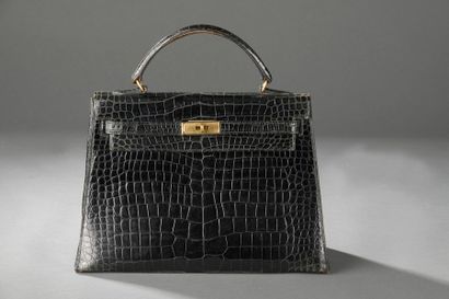 null HERMÈS Paris.

Sac modèle "Kelly 32 cm" en crocodile noir, garniture plaquée...