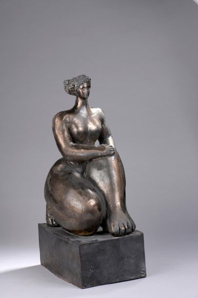 null École du XXIe siècle.

Femme nue tenant son genou.

Sculpture en métal, la base...