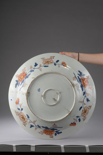 null Grand plat en porcelaine à décor bleu, corail et or dit "Imari" de fleurs et...