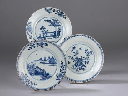 null Trois assiettes en porcelaine de la Compagnie des Indes à décor en bleu (petits...