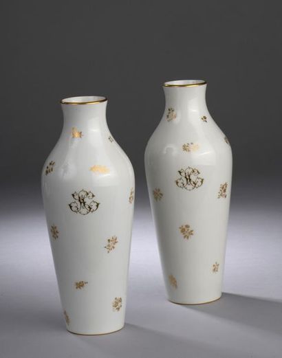 null Paire de vases balustre en porcelaine blanche dorée de fleurettes et du monogramme...