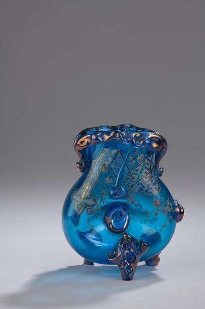 null Auguste JEAN (1830 - 1890). 



Vase pansu tripode en verre soufflé bleu émaillé...
