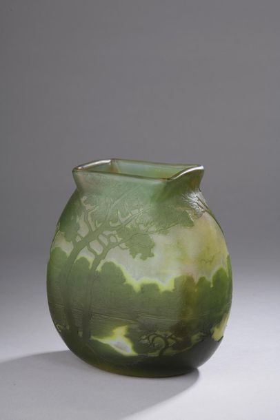 null Vase plat en verre multicouche gravé à l'acide d'un paysage arboré vert foncé...