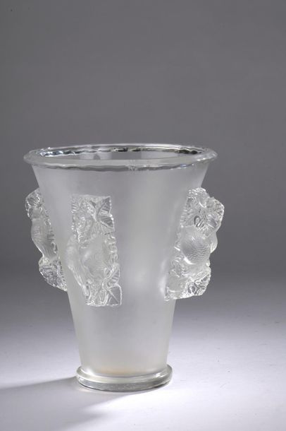 null LALIQUE. 



Vase tronconique modèle "Saint-Émilion" en verre blanc moulé pressé...