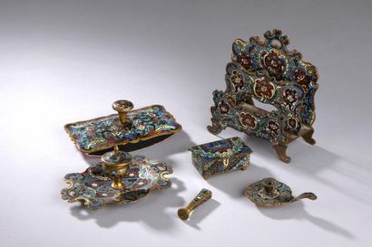 null Nécessaire de bureau en bronze doré et émail cloisonné (petits manques) comprenant...