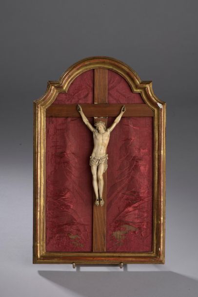 null Crucifix du Christ mort en ivoire d'éléphant (elephantidae spp).



XIXe siècle.



Haut....