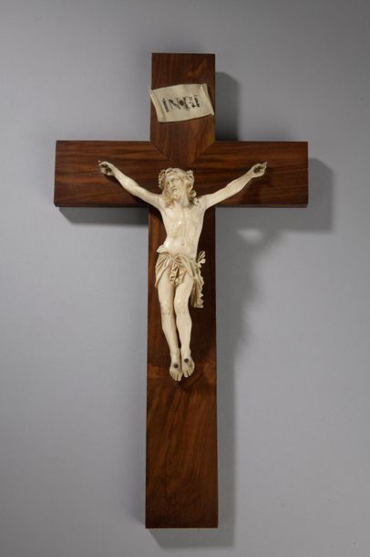 null Crucifix du Christ vivant en ivoire d'éléphant (elephantidae spp) (manques à...