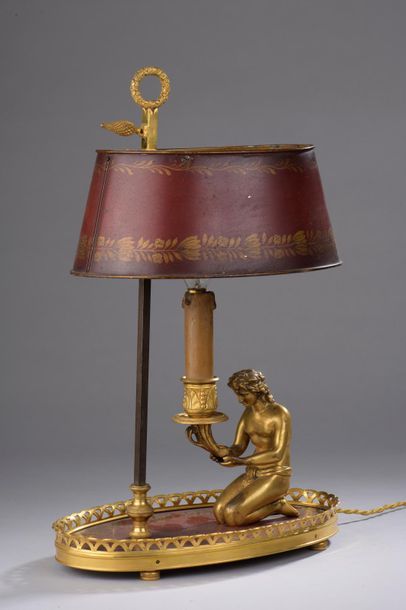 null Lampe de bouillotte en bronze doré et tôle peinte, une figure à genoux drapée...