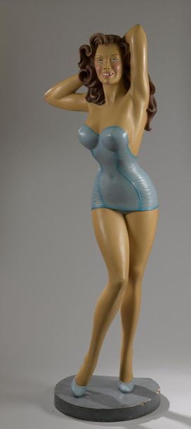 null Pin-up brune en maillot bleu.



Sculpture en résine moulée et polychromée (éclats).



Haut....