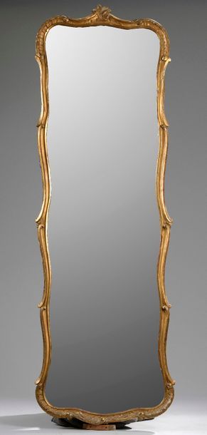 null Important miroir d'entre-deux en bois mouluré, sculpté de volutes et peignés,...