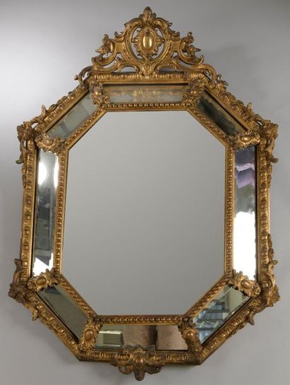 null Grand miroir octogonal à parecloses et fronton en bois sculpté de rinceaux stylisés,...