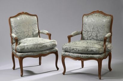 null Paire de fauteuils à dossier plat en hêtre mouluré, sculpté d'acanthe et patiné....