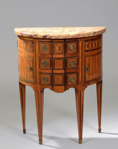 null Petite commode demi-lune à ressaut central en placage de bois de rose et bois...