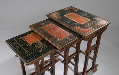 null Trois tables gigognes de section rectangulaire en bois ajouré et gravé de motifs...