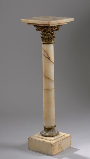 null Sellette en onyx (éclats) et bronze doré formant colonne à chapiteau corinthien.

Fin...