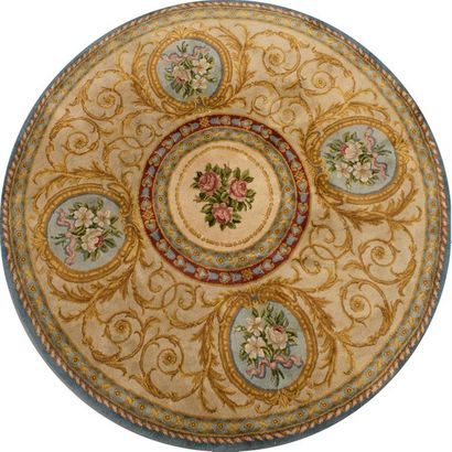 null Tapis rond de la Savonnerie à quatre médaillons floraux. 

Vers 1950 - 1960.

Diam....