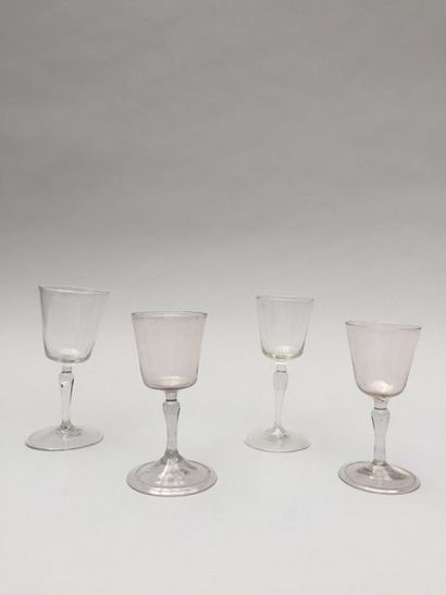 null Quatre verres à jambe.



XVIIIe siècle.



Haut. : 12,5 cm à 15 cm