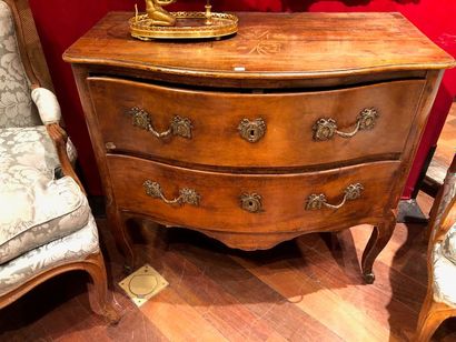 null Petite commode sauteuse à façade mouvementée | Ancien travail de style Louis...