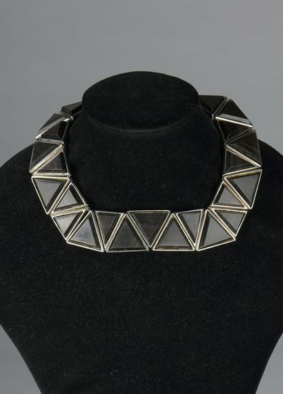 null Robert GOOSSENS pour Yves SAINT LAURENT- (Années 1980).



Très rare collier...